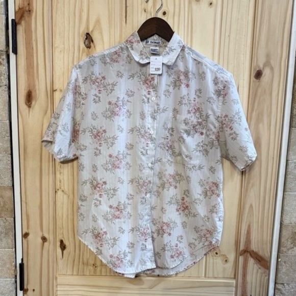 3- ladies short sleeve button-down shirts, Liz Thomas, Quizz NY Again & VW’s - Picture 4 of 13